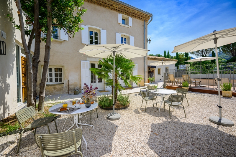 Gite dentelles de montmirail vacances famille patio